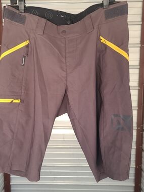 Flylow Deckard Mens Large Technical Mountain Bike Shorts with Yellow Zippers